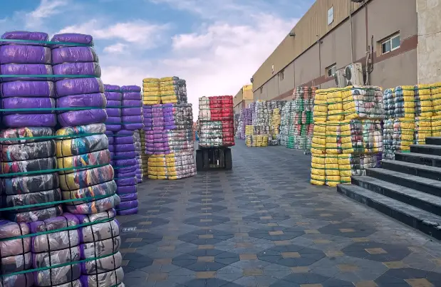 Qualité et variété : les standards du marché de vêtements de seconde main d’AJ